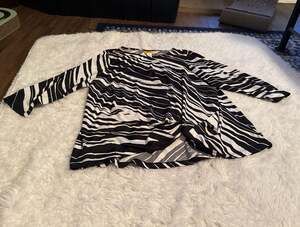 Ruby Rd. Woman Plus Size 1X Zebra Print 3/4 Sleeve Twist Front Knit Top
